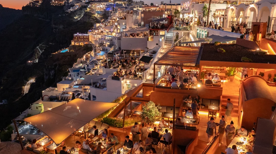 Rizes Gastro Taverna: Ένα φθινοπωρινό ταξίδι γεύσης στη Σαντορίνη