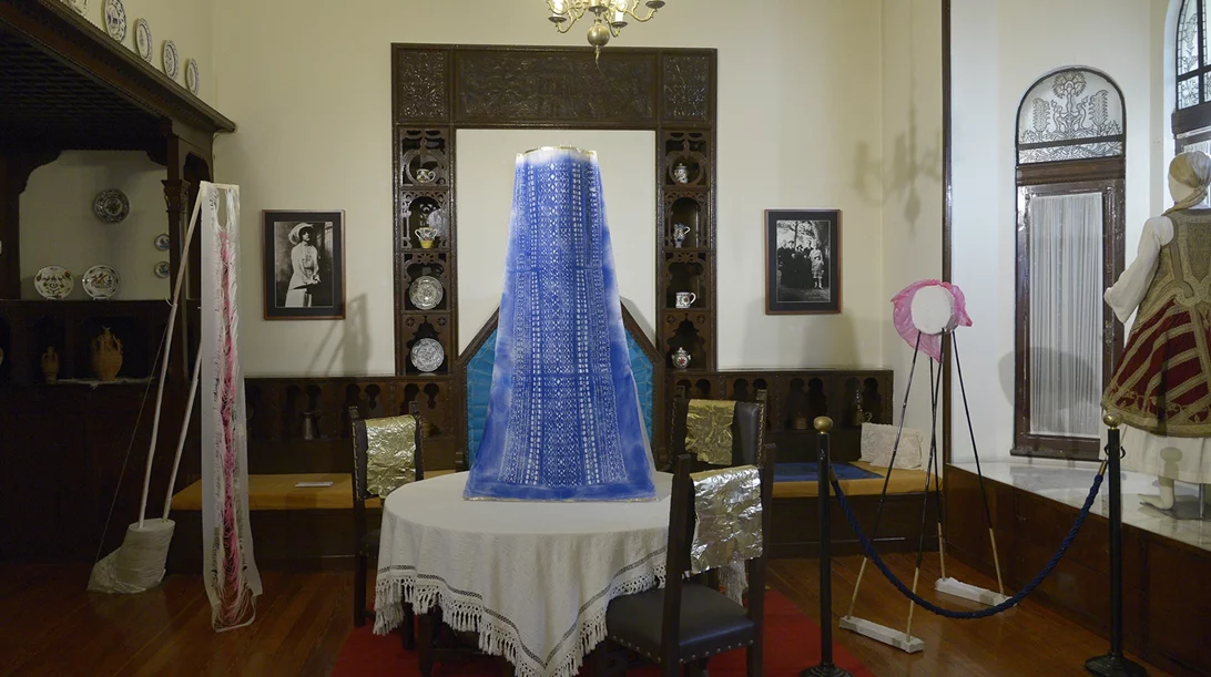 Η Μυρτώ Ξανθοπούλου έχει γαλουχηθεί αλλά και καταπιεστεί από διακυβεύματα που καλλιεργήθηκαν σε σπίτια όπως αυτό της Αγγελικής Χατζημιχάλη