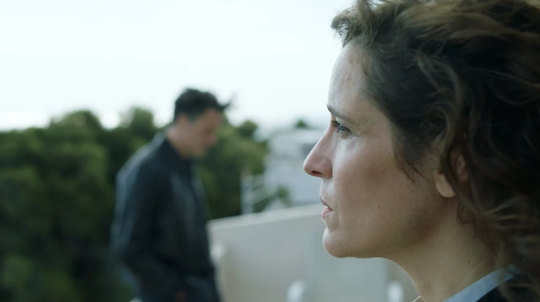 Τόσο Κοντά, Τόσο Μακριά