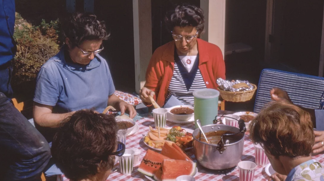 "Να βγαίνεις για φαγητό με φίλους, κάνει καλό" λέει η επιστήμη