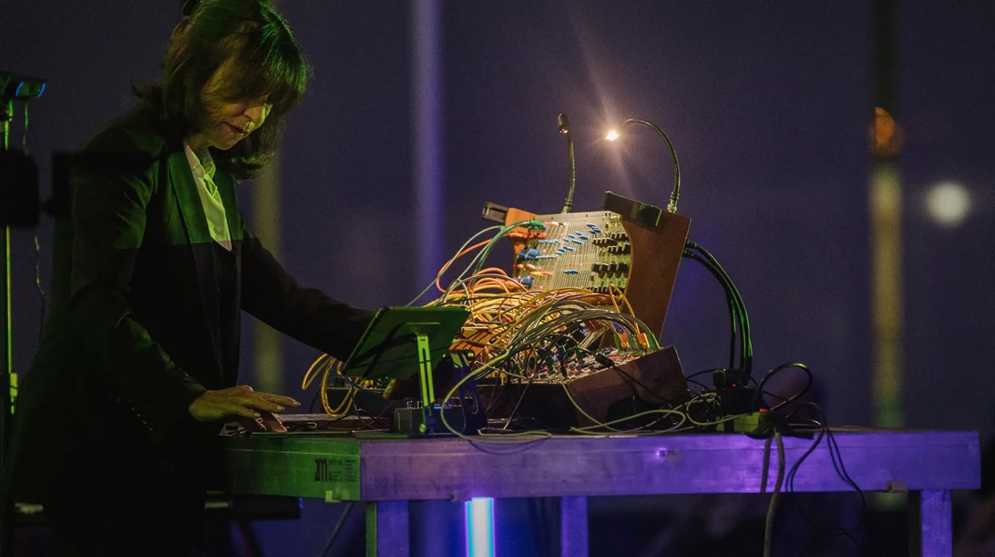 Suzanne Ciani: Aναλογικά synthesizers και 1970s πρωτοπορία, σε μια ωραία βραδιά στον "Φάρο" του ΚΠΙΣΝ