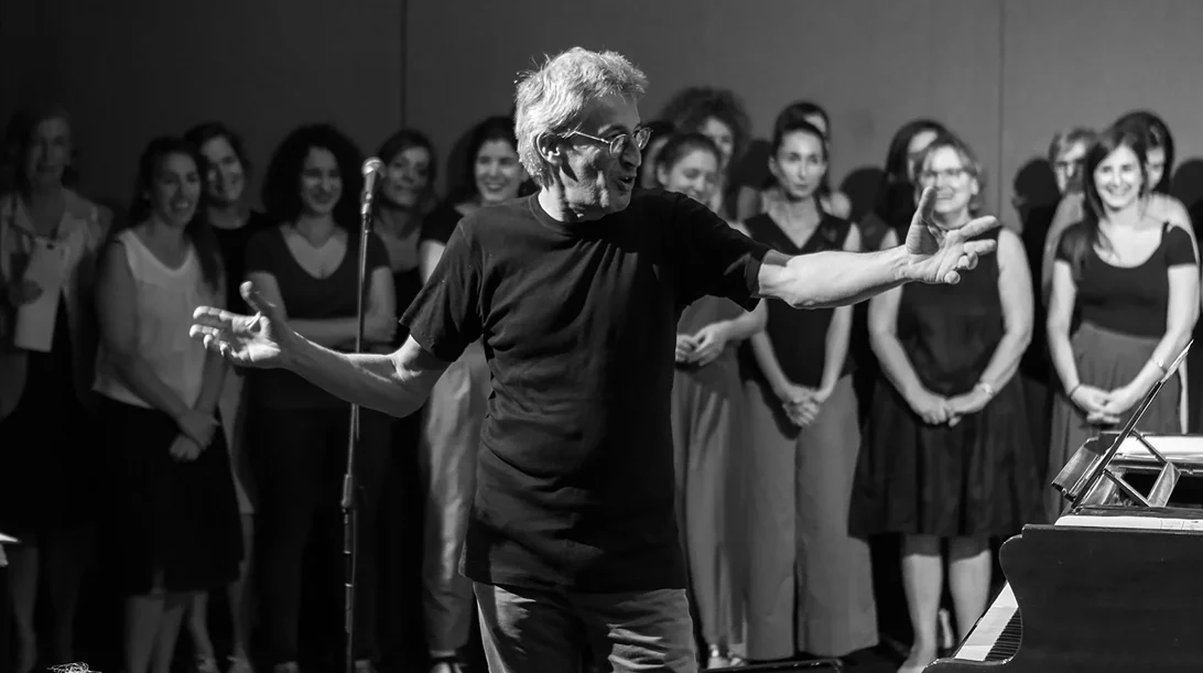 "12 Τραγούδια Για την Ήπια Αντιμετώπιση της Αιωνιότητας, της Ανοησίας και της Φθοράς" από τους String Theory