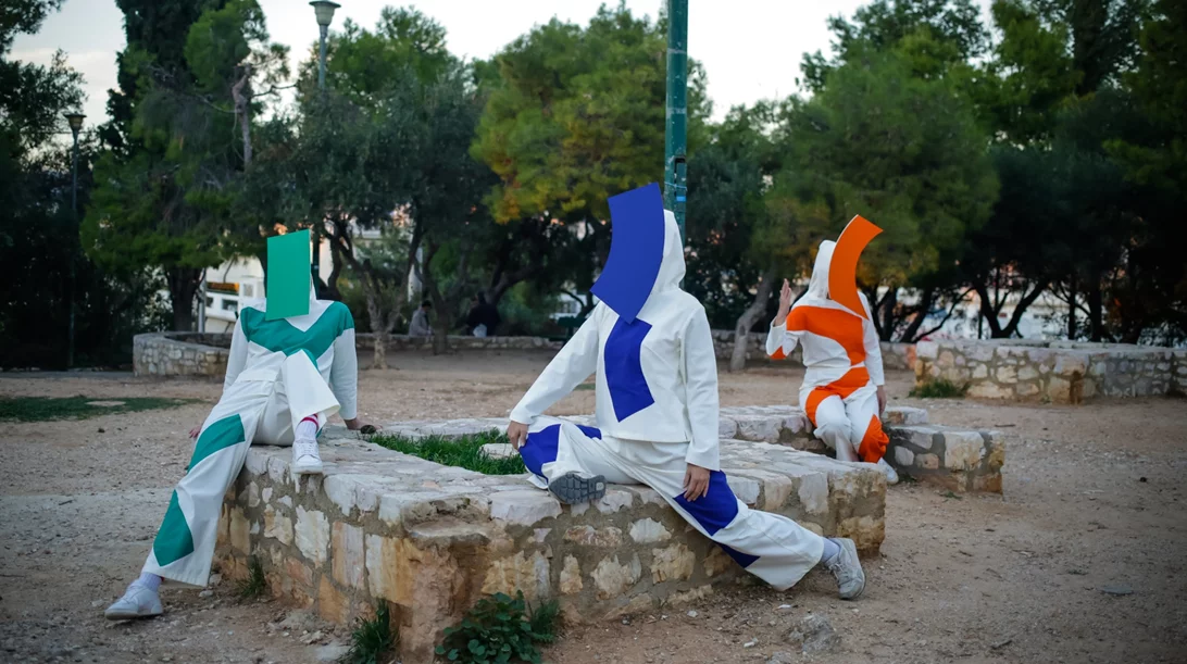 Η Χρυσάνθη Κουμιανάκη μεταφράζει εικαστικά τους κώδικες του αστικού τοπίου