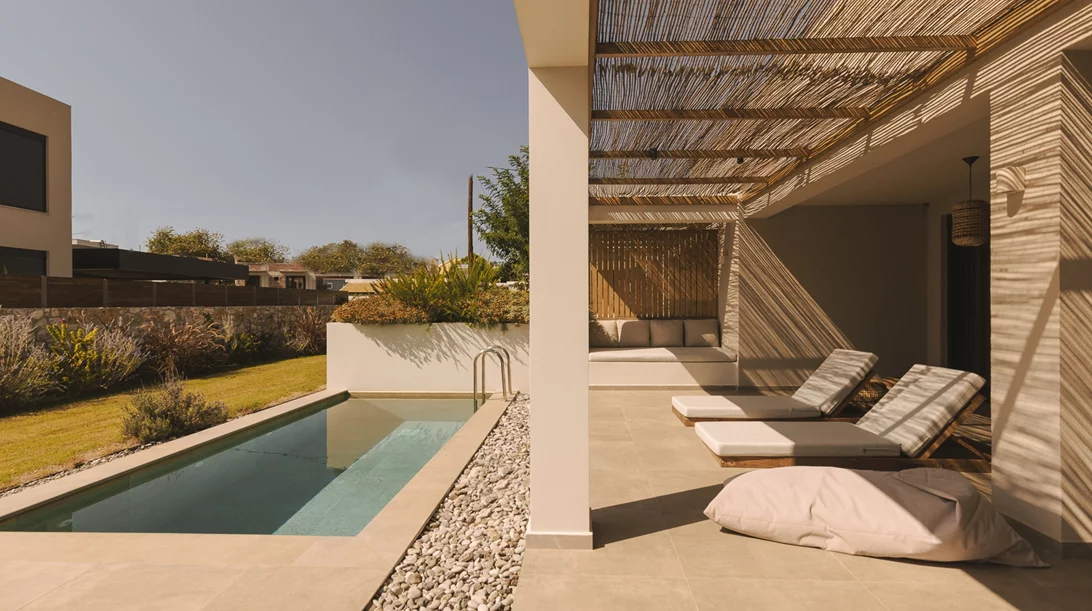 Σε αυτές τις σουίτες μια ανάσα απ’ το Ιόνιο το καλοκαίρι συνεχίζεται όλο το φθινόπωρο