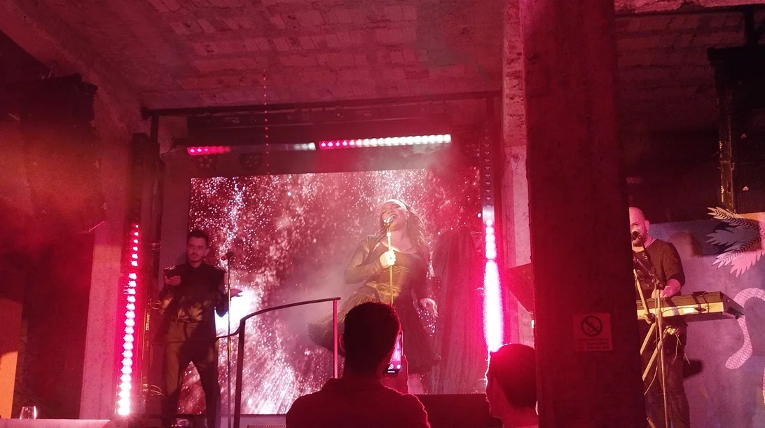 H Idra Kayne και ο Χρήστος Νικολάου φέρνουν το καλοκαίρι στο νεότευκτο "Voilà"