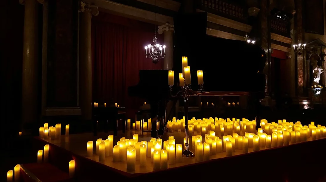 Candlelight Concerts: Πώς είναι η εμπειρία στις λουσμένες από το φως των κεριών συναυλίες;