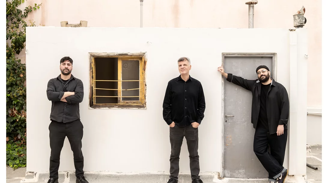 Ο Φοίβος Δεληβοριάς επιστρέφει σε ένα μουσικό threesome στο Κύτταρο