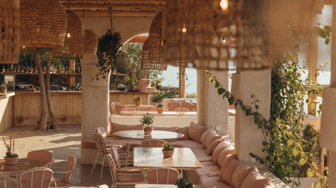 Ftelia Pacha Mykonos: Open beach experience και νέο μενού με έμφαση στις θαλασσινές γεύσεις