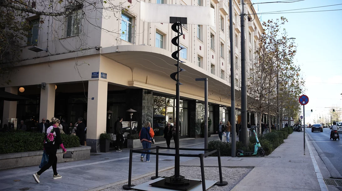 Ένα έργο τέχνης στην καρδιά της Αθήνας: Το "Αιολικό" του Takis στη Βουκουρεστίου