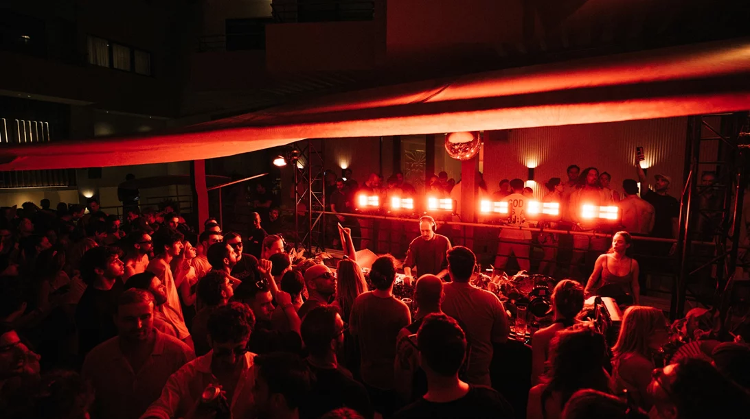 Η Avalon Emerson στο τελευταίο απογευματινό Eden pool party της σεζόν