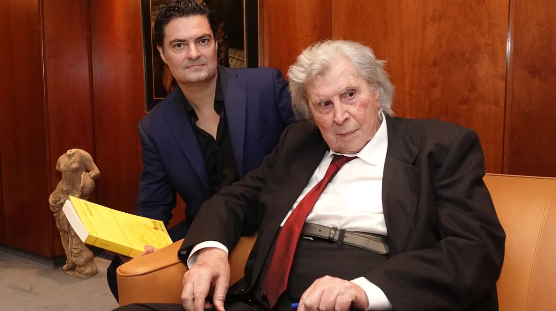 Ο Γιώργος Πέτρου διευθύνει Μίκη Θεοδωράκη στο Μέγαρο