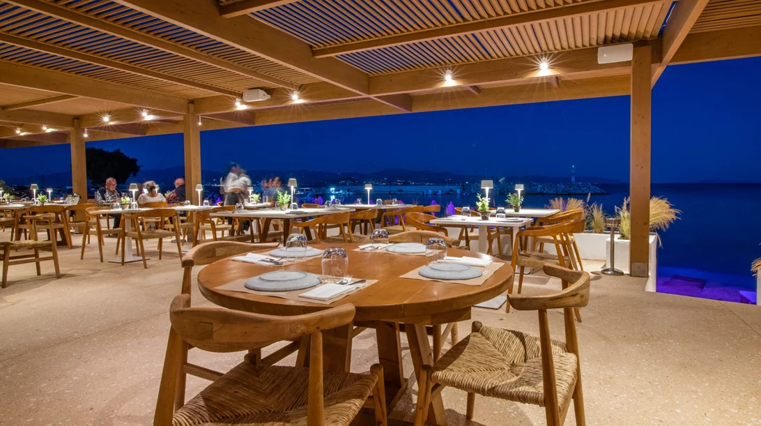 Χρυσοί Σκούφοι 2025: Τα εστιατόρια της Πάρου που ξεχώρισαν στο νησί που έκανε την έκπληξη