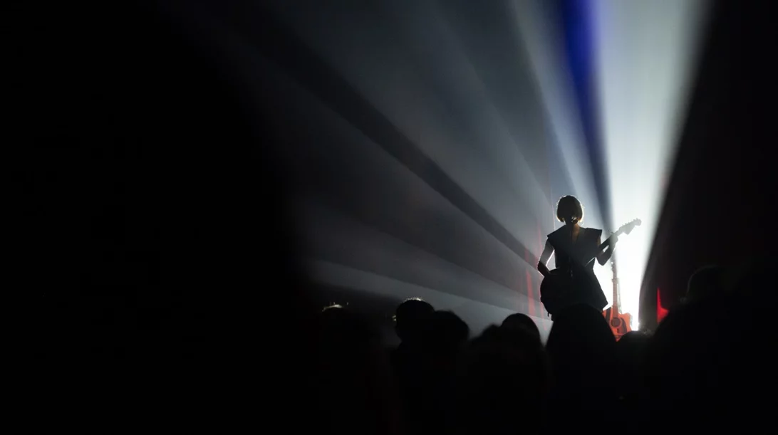 Η Monika σε μία συναυλία πλάι στη θάλασσα, με ελεύθερη είσοδο