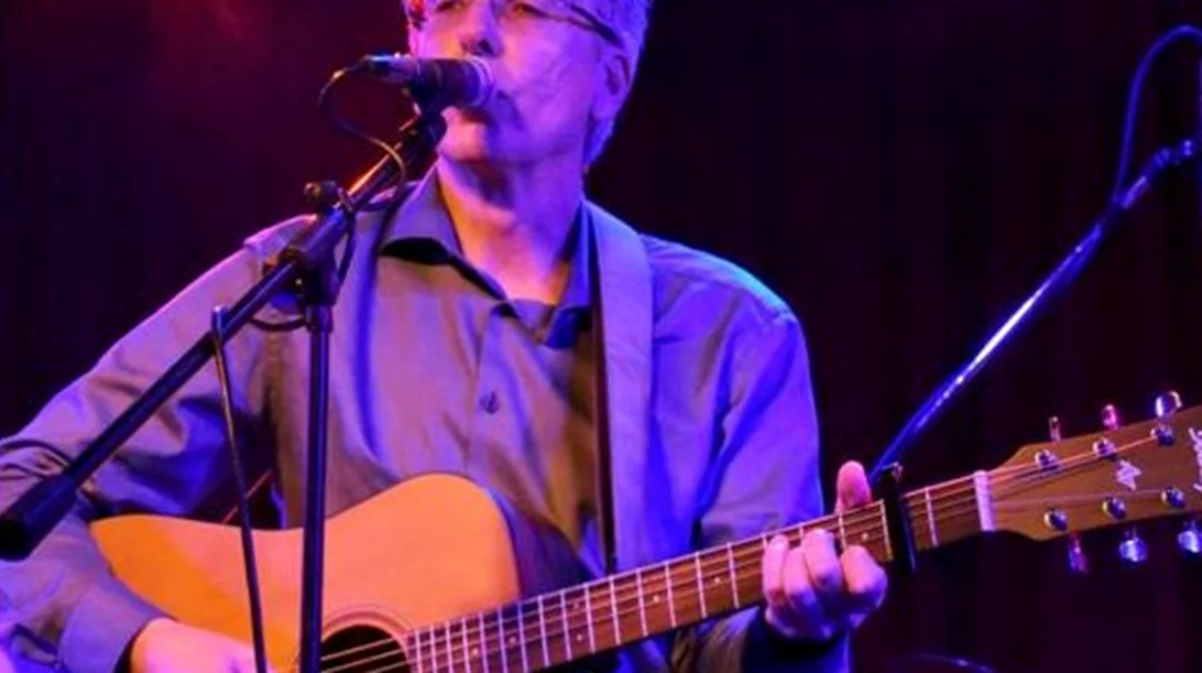 Ο Νίκος Παπαντώνης γιορτάζει τη νέα του ολοκληρωμένη δισκογραφική δουλειά στο Γυάλινο UpStage