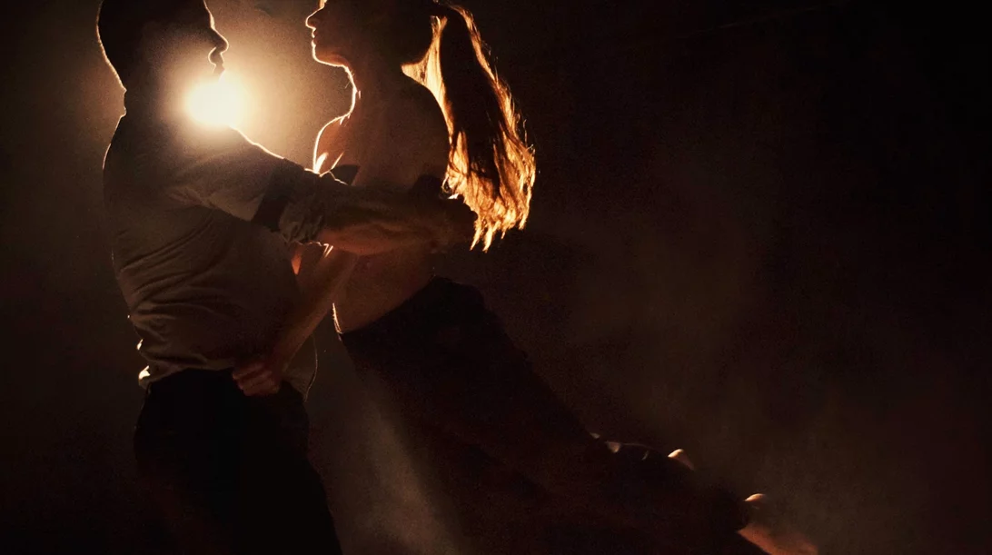 "Meursault": Ο "Ξένος" του Καμί μέσα από ένα μινιμαλιστικό σύμπαν στο Ίδρυμα Μιχάλης Κακογιάννης