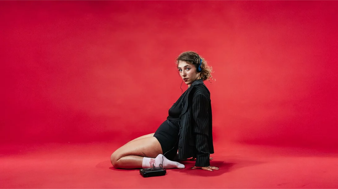 Η 0-100 σειρένε ανατριχιάζει ακόμα όταν στα λάιβ φωνάζουν "το όχι είναι όχι - όχι, δεν θα γίνει ναι"