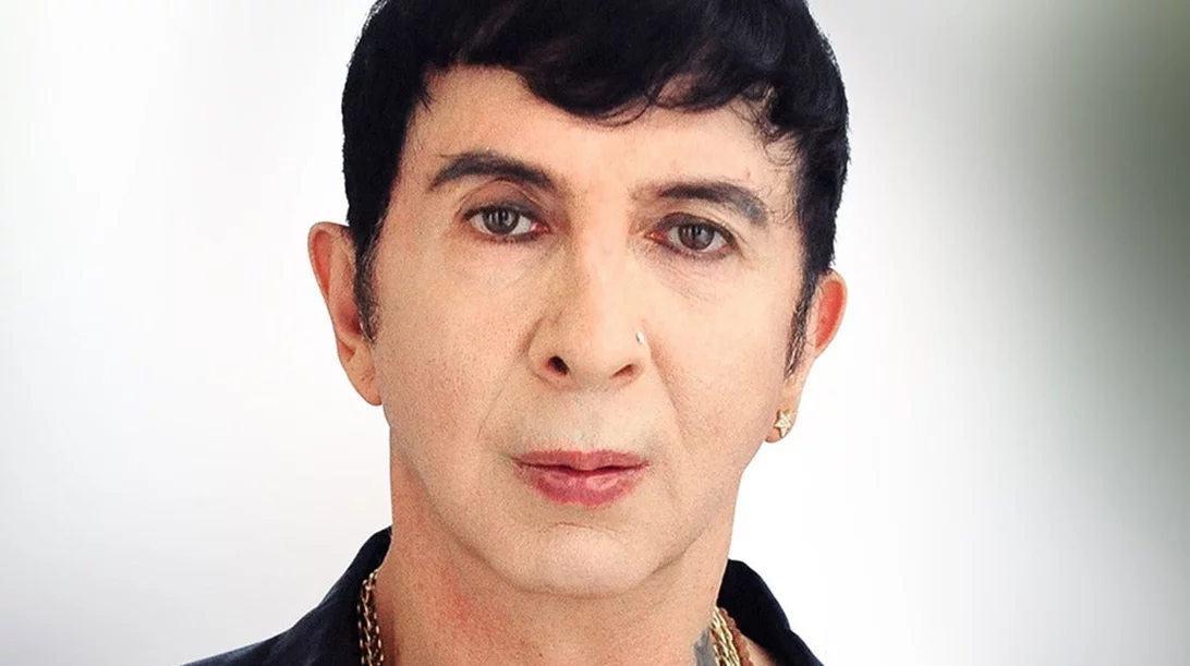 Ο Marc Almond είναι ξανά στα μέρη μας, με εξωστρέφεια και ποπ δράμα