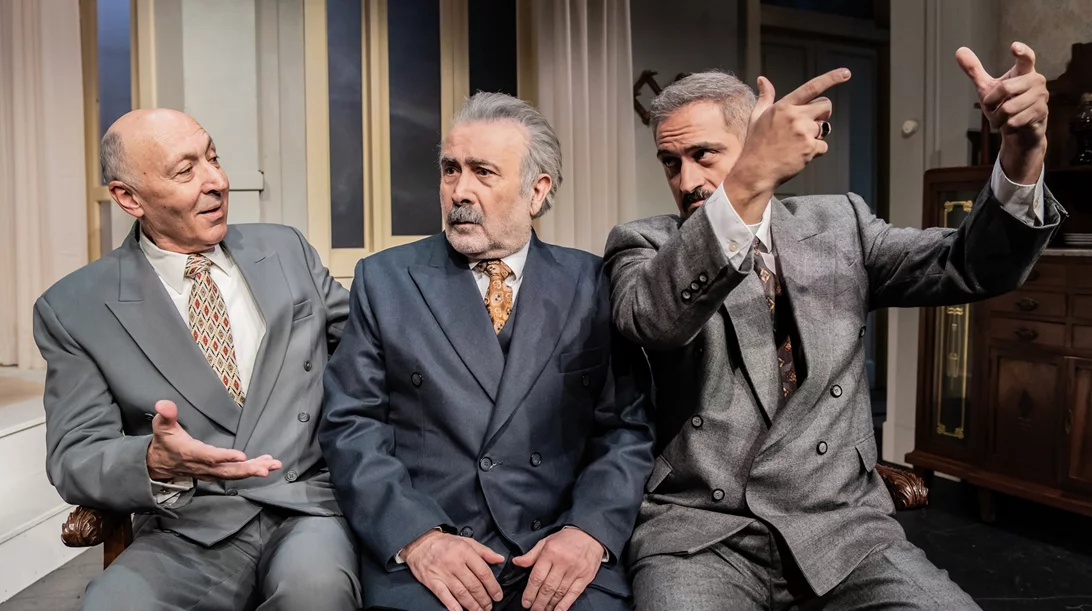 "Ένας ήρωας με παντούφλες": Ο Λάκης Λαζόπουλος σε ολοκαίνουρια trailer και φωτογραφίες από τη θρυλική κωμωδία