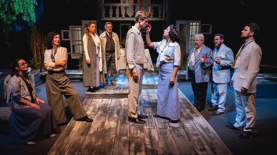 Ο "Πλατόνωφ" ρίχνει αυλαία στο θέατρο Τόπος αλλού