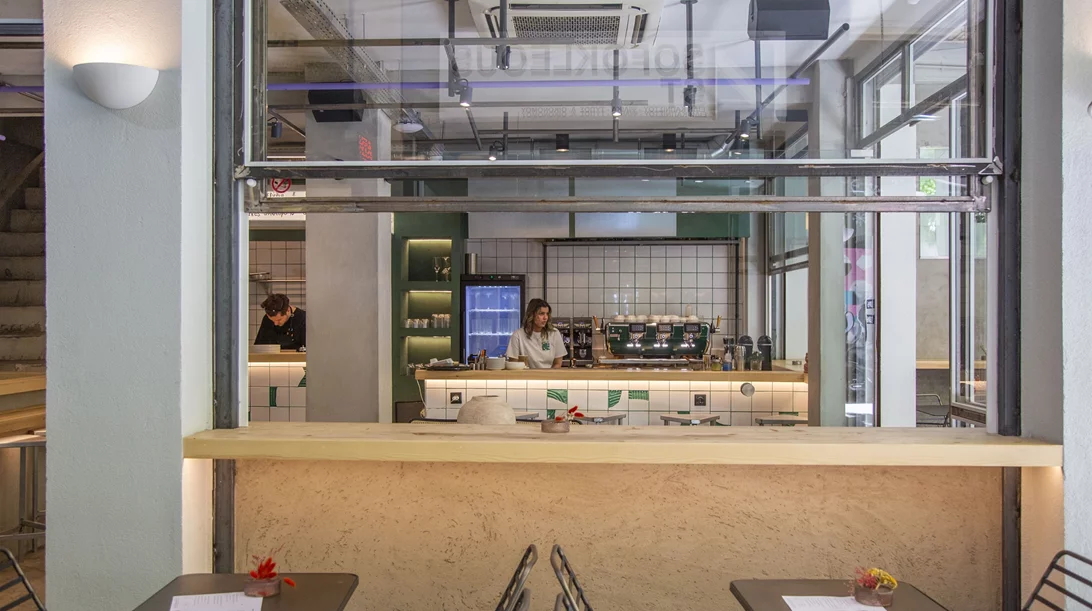 Το Broken Tiles είναι το νέο χιτ της Σοφοκλέους