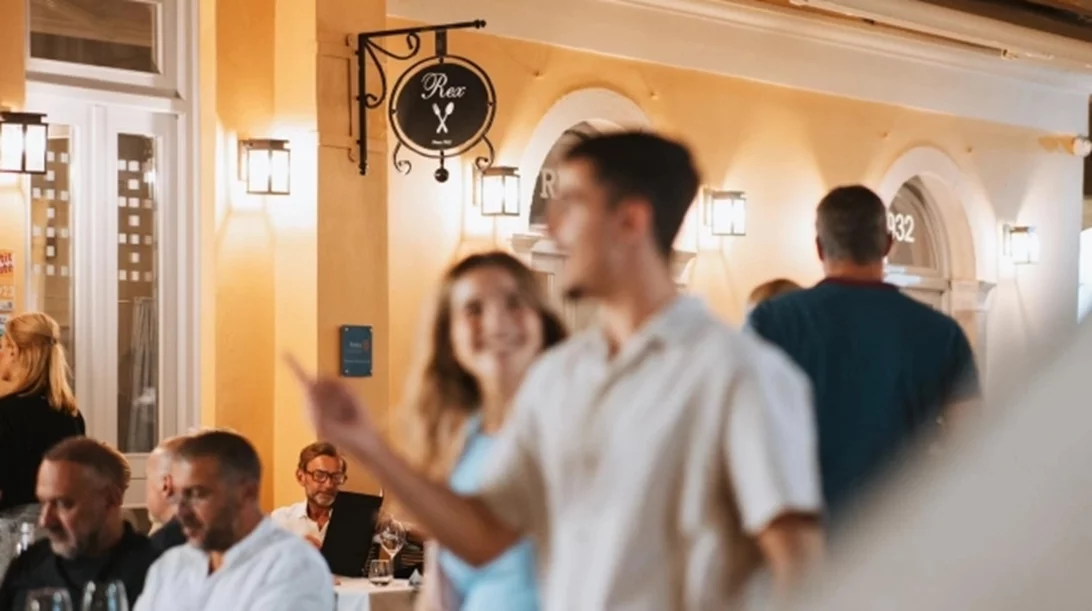 Το Rex Restaurant έχει ατμόσφαιρα που θυμίζει τα παλιά κερκυραϊκά αρχοντικά