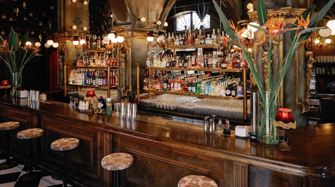 Στο Libertine Drinkery ζει ο μικρόκοσμος μιας γειτονιάς