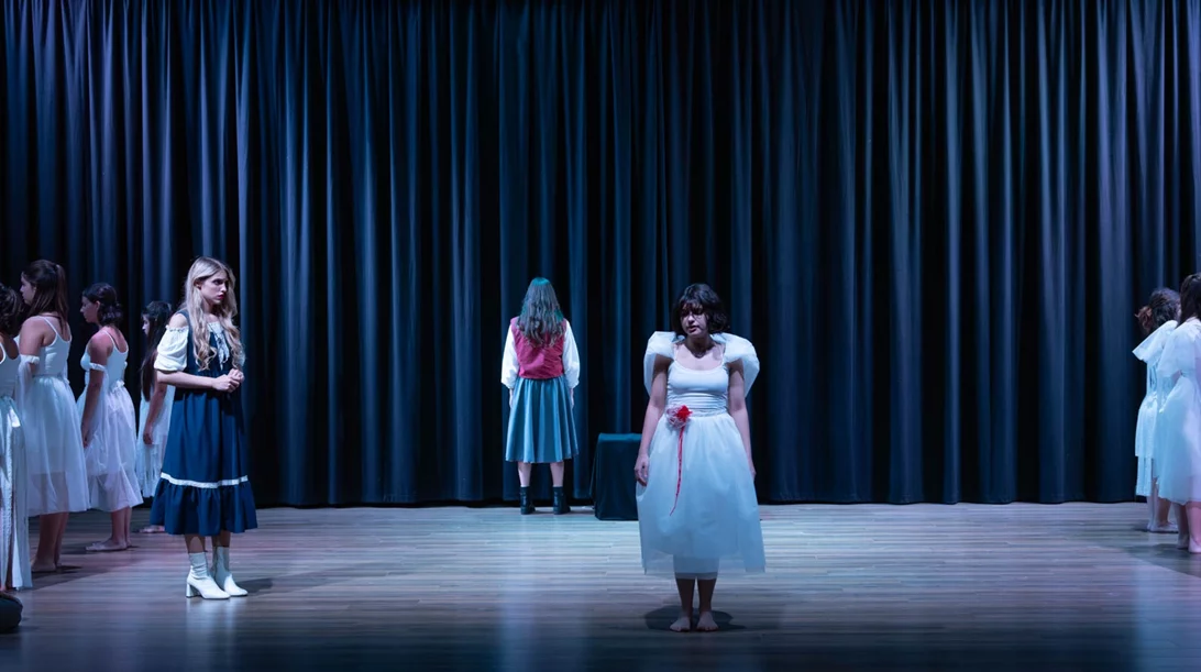 To μιούζικαλ "Λευκό τριαντάφυλλο" αποτελεί φόρο τιμής στις αδικημένες, περιπλανώμνες ψυχές