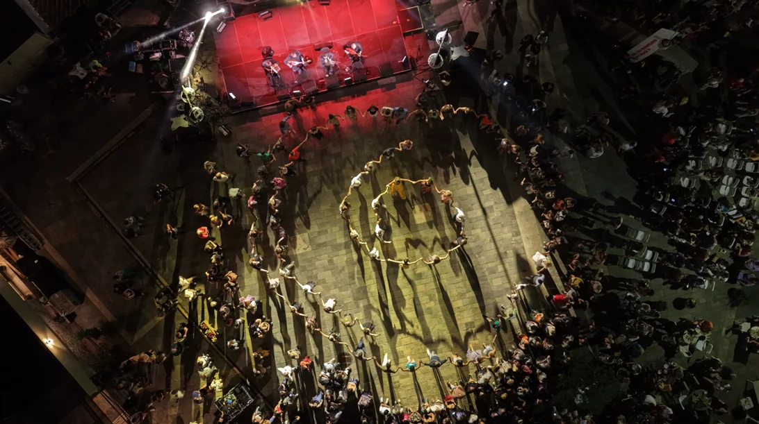 "Γιατί ’ναι μαύρα τα βουνά ’25": Τι σημαίνει να φτιάχνεις μια νέα παράδοση;