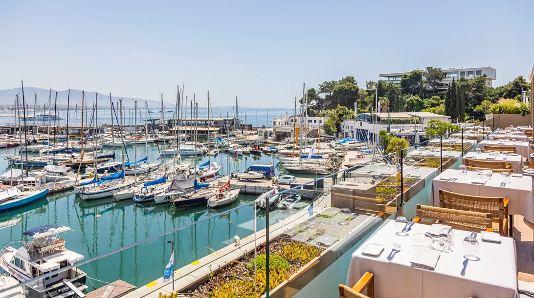 "Varoulko Seaside": Γεύση κλασικού με φόντο το γαλάζιο