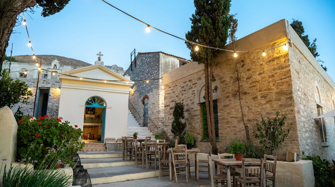 Serviam: Γεύσεις, ιστορία και φιλοξενία στο πιο ατμοσφαιρικό σημείο της Τήνου