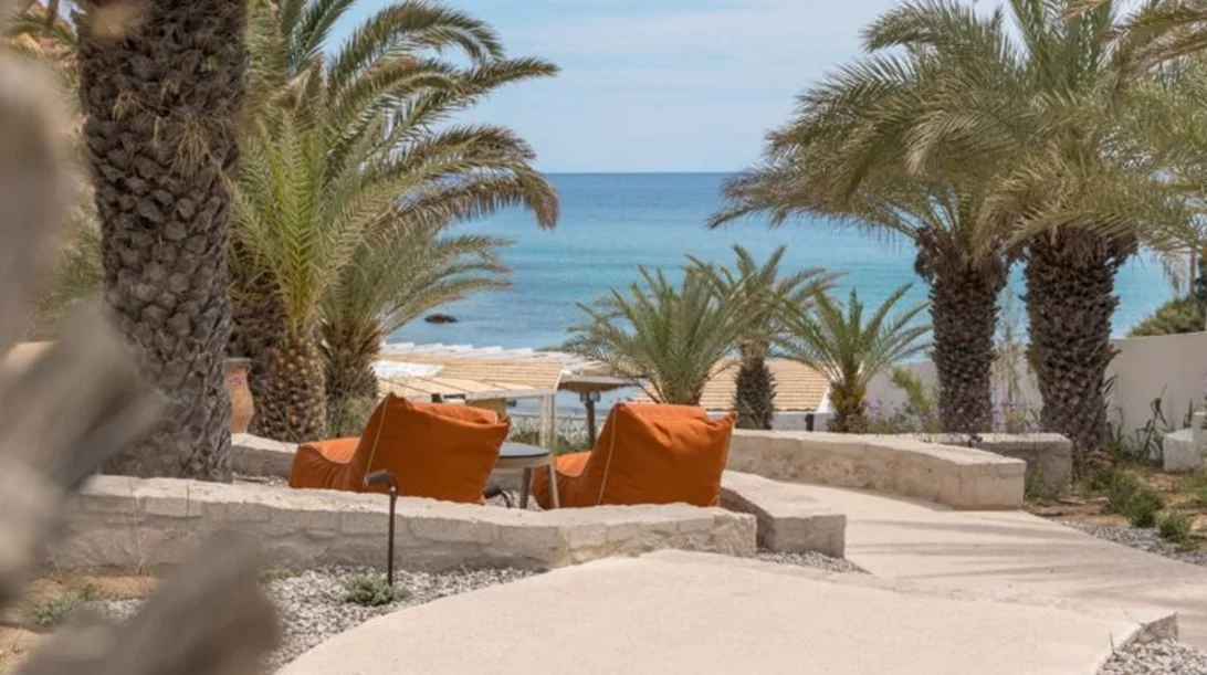 Σε αυτό το ξενοδοχείο της Μήλου ξεχνιόμαστε ευχαρίστως κοιτάζοντας τη γραμμή του ορίζοντα