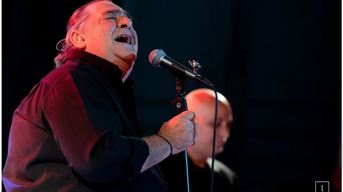 "Καλησπέρα και καλή βραδιά": Η βιογραφία του Βασίλη Καρρά στο θέατρο Άλσος