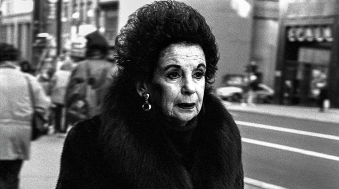 Οι φωτογραφίες της Μαρίας Παυλάκη αντιστέκονται στη χαώδη αστική ζωή