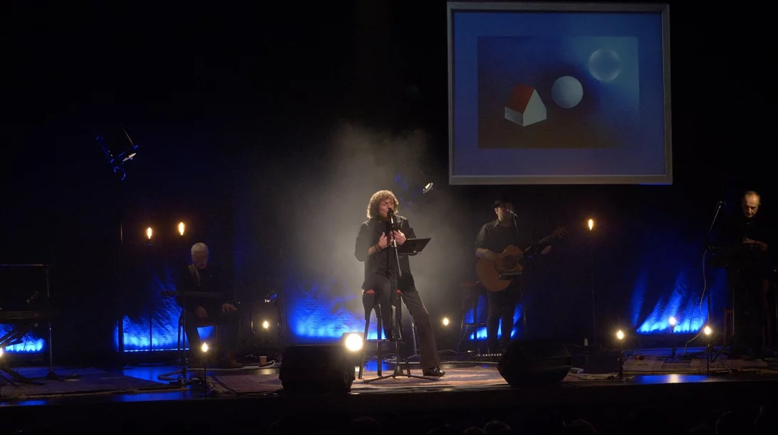 Ο Βασίλης Παπακωνσταντίνου στο "Θέατρο Βέμπο": Κι αν δεν είναι (και τόσο) rock, μην τον φοβάσαι