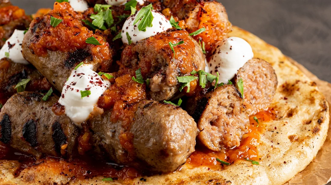 Στην "Kantina by Stavros Varthalitis" θα δοκιμάσεις τα κεφτεδάκια και το κοκκινιστό μοσχαράκι αλλιώς