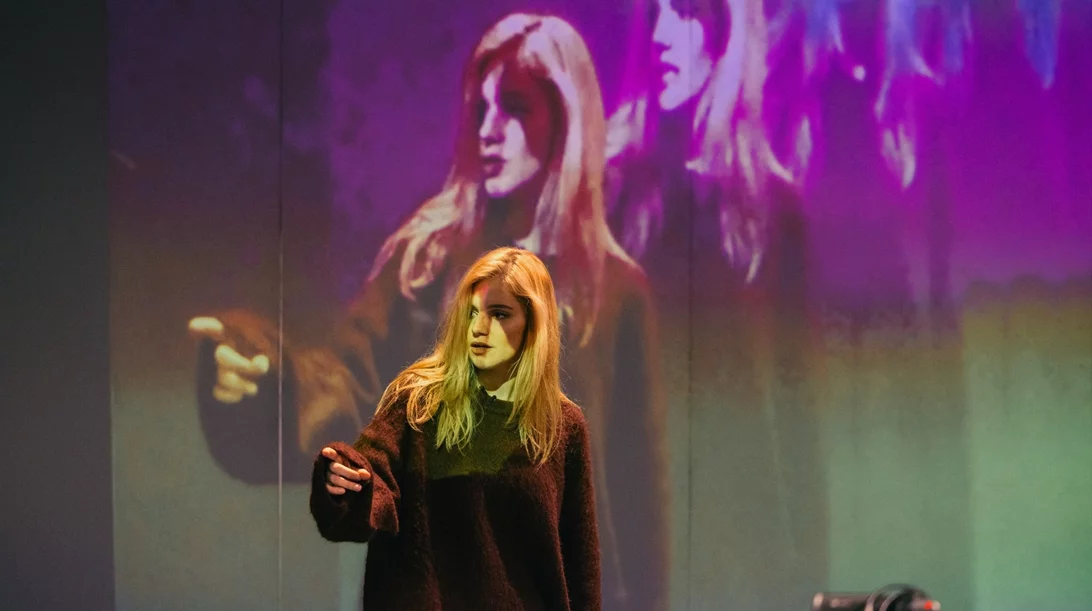 Η Νατάσα Εξηνταβελώνη έρχεται με το "Girls & Boys" από τη Θεσσαλονίκη