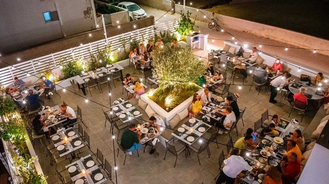 Ο "Βασίλαινας" βάφτηκε μπλε