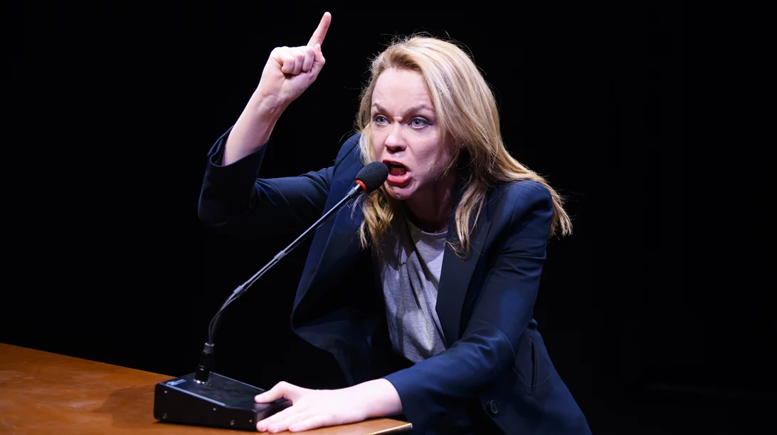 Η Λένα Παπαληγούρα μιλάει για το "Prima facie": "Κάνω θέατρο γιατί νιώθω ότι έχω χρέος να μετακινήσω το θεατή"