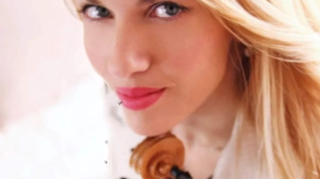 Οι Νora's Cinematic σε ένα ακουστικό σετ στο Foyer του Θεάτρου Τζένη Καρέζη