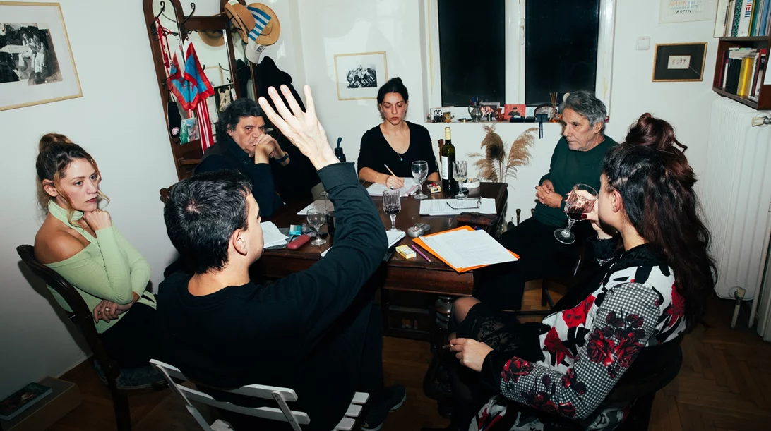 "Αλίφειρα": Πώς μαγειρεύτηκε η νέα παράσταση του Ανδρέα Στάικου στο Δημοτικό Θέατρο Πειραιά;