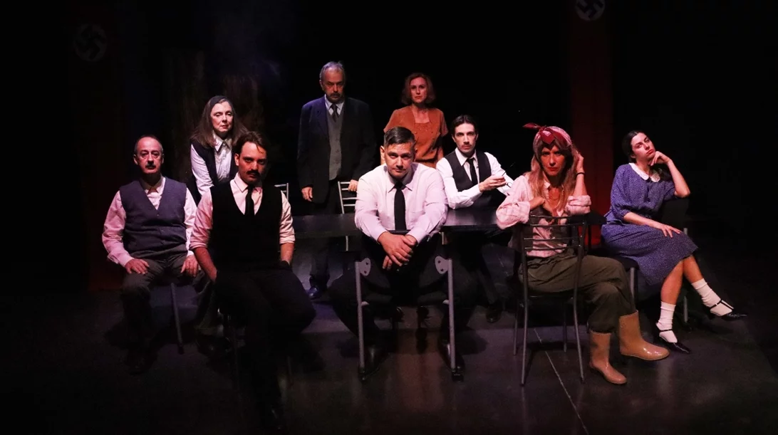 "Ο καθένας πεθαίνει μόνος του": Πρώτες εικόνες από την παράσταση του Φώτη Μακρή στο Studio Μαυρομιχάλη