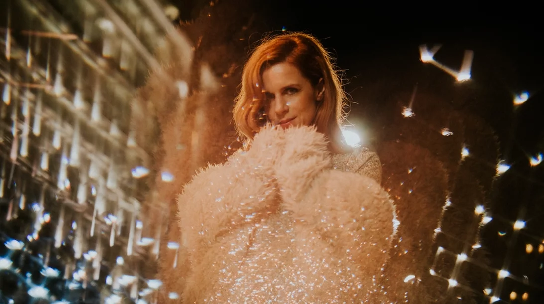 "Time Of My Life": Η Lou Is σε ένα guilty pleasures live