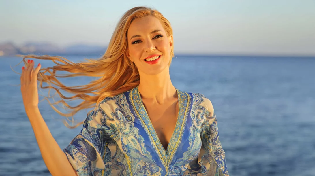 "Σε Λατρεύω": Η Τίνα Αλεξοπούλου έρχεται με καλοκαιρινή διάθεση και νέο τραγούδι