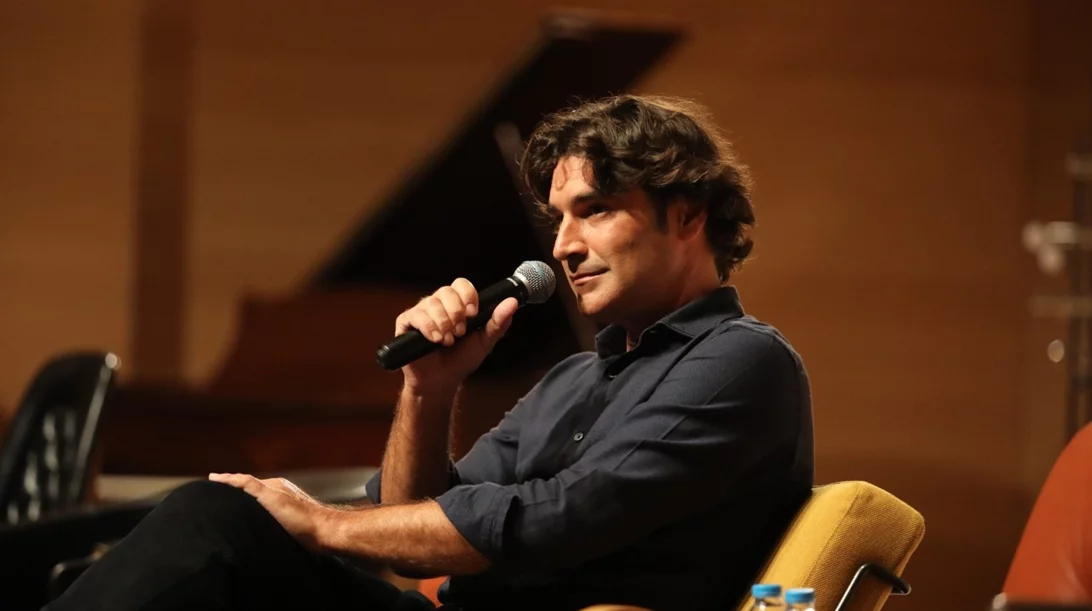 Όλα όσα μάθαμε για το "Maestro" του Χριστόφορου Παπακαλιάτη