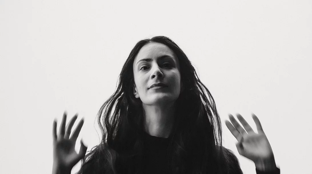 Η Ιόλη Ανδρεάδη ανασυνθέτει με ανατρεπτική ματιά το "Όσα παίρνει ο άνεμος"