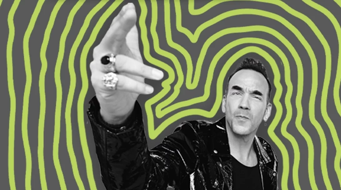 Ο Πάνος Μουζουράκης ανεβάζει τα ντεσιμπέλ στον Κήπο του Μεγάρου