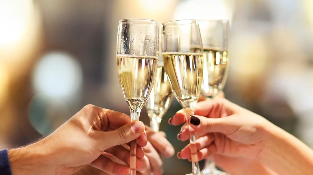 Insider tips για τα αφρώδη κρασιά των γιορτών από τον wine director του ξενοδοχείου Μεγάλη Βρεταννία