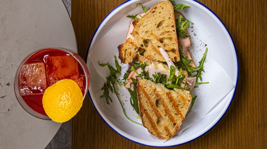 Proof Nanobakery: Προζυμένιο ψωμί, σάντουιτς και on tap cocktails στο κέντρο