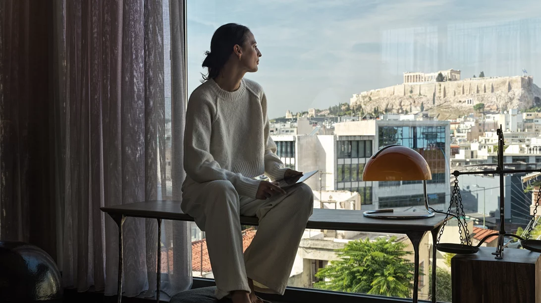 Στις σουίτες του ολοκαίνουργιου "Monastik" η τέταρτη όψη των δωματίων είναι η πόλη της Αθήνας