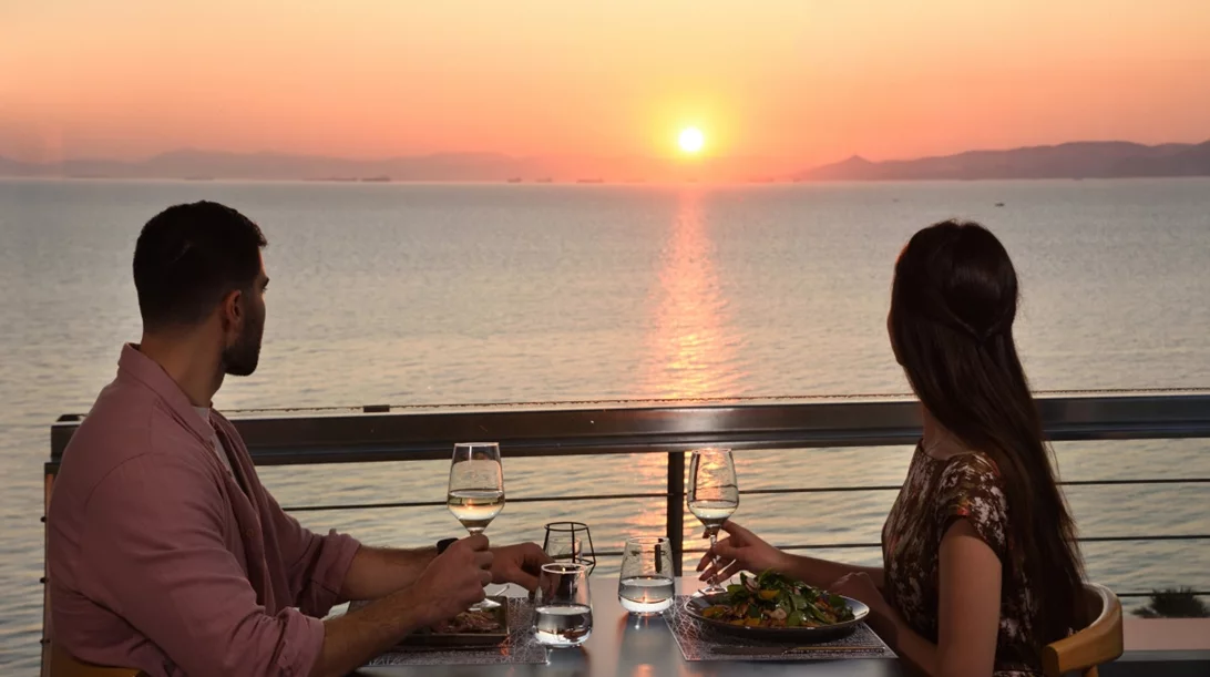 Love is served με ένα ειδυλλιακό δείπνο στο Poseidon Athens